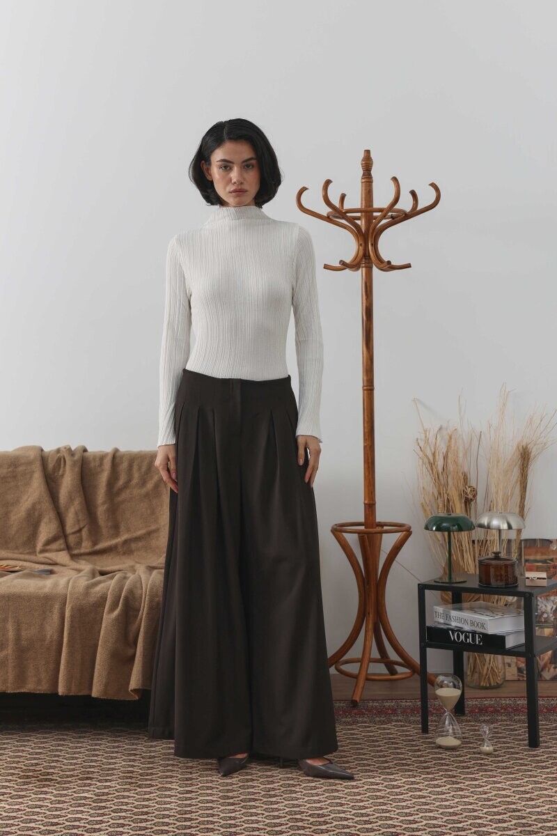 Kahverengi Keten Pileli Etek Pantolon ile Rahat Giyim