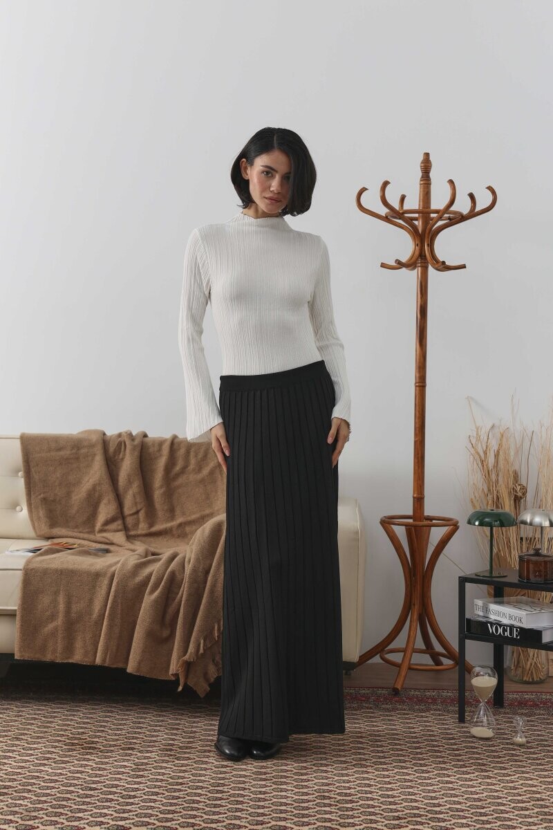 Siyah Şile Bezi Etek ile Zarif ve Sade İfadeler