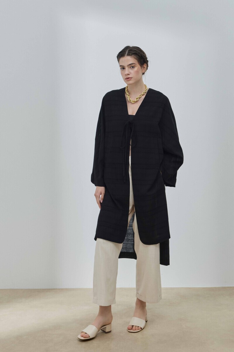 Siyah Kimono ile Minimal ve Rahat Ev-Şehir Geçişi