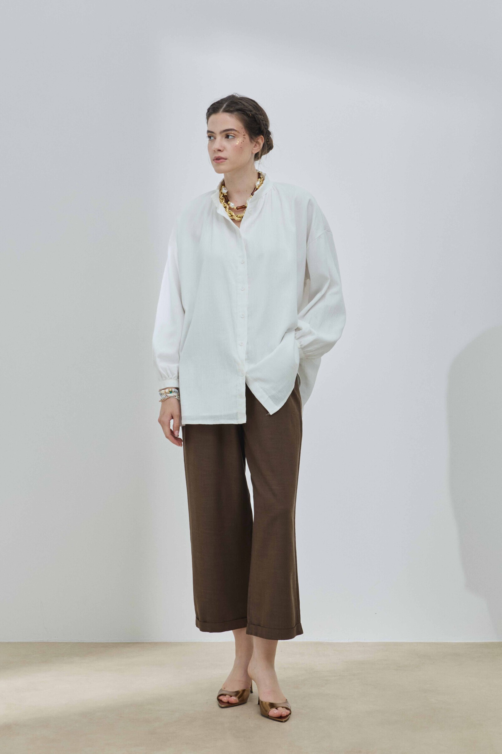 Kapsül Gardırobun Temeli: Pamuklu Beyaz Gömlekler