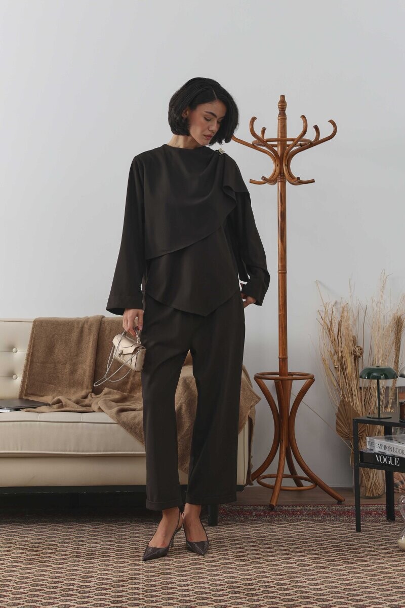 Şal Detaylı Bluz ile Ofis Şıklığı ve Günlük Kullanım