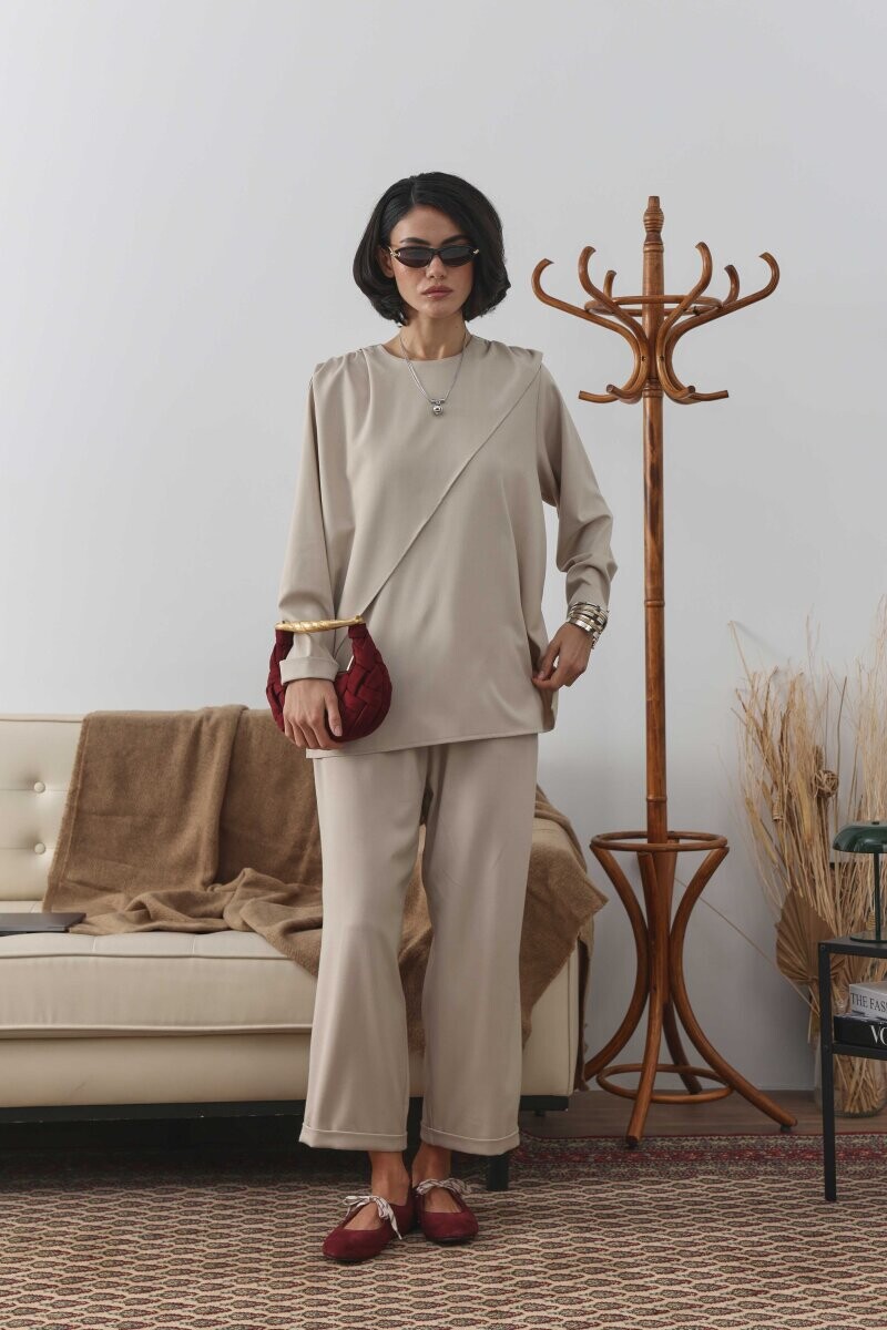 Verev Pelerinli Bluz ile Asimetrik Moda Eğilimleri