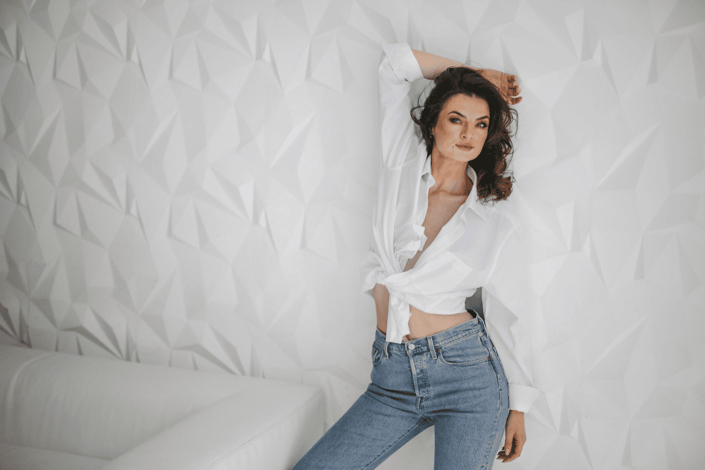 Jean Pantolon ve Beyaz Gömlek İkilisiyle Zahmetsiz Şıklık