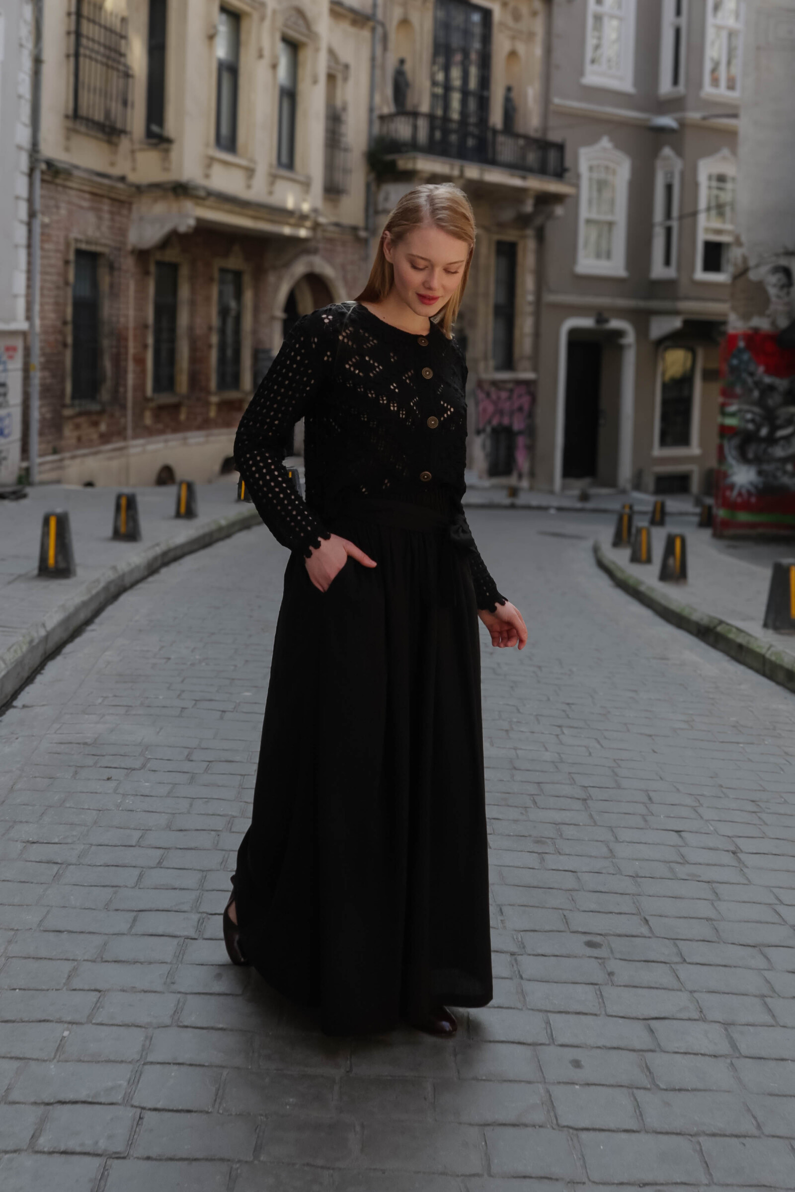 Siyah Ajurlu Kısa Hırka - 2